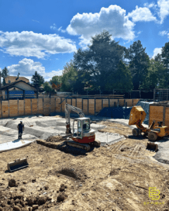 Un excavateur creuse la terre. 