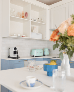 Les accessoires dans la cuisine: fleurs, four à pain, machine à café
