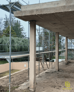 une vue depuis la nouvelle terrasse qui donne sur une piscine existant