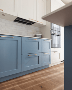 la cuisine se dote des placards en bleu ciel