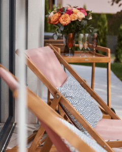 des chaises roses sur la terrasse du Mallet 8 se baigne dans le soleil