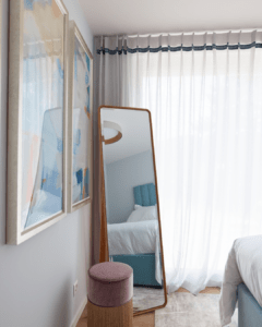 Un miroir dans une chambre réflet le lit