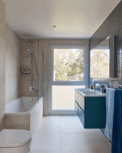 Une salle de bains lumineux avec baignoir et lavabo