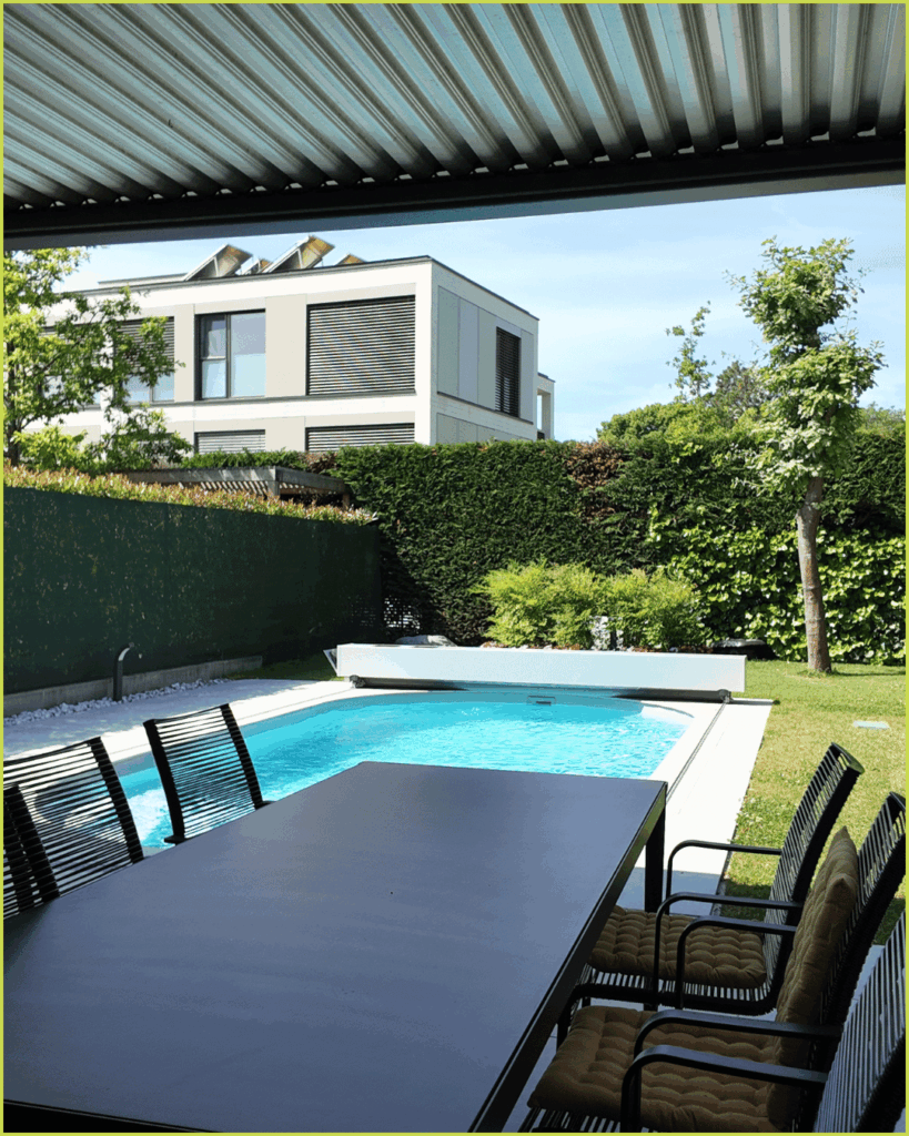 La piscine et table dehors
